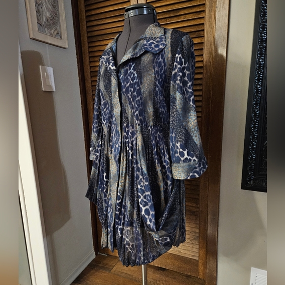Blue Animal Print Button-Up Blouse. - Picture 2 of 12